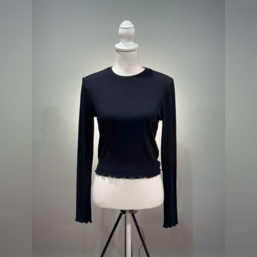 CLEARANCE! Black Boutique Ribbed Scalloped Hem Top Size L NWT